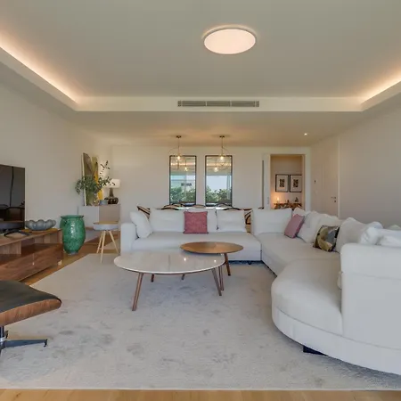Monumental Madeira 3 Bedroom Luxury Family Flat With Swimming Pool Funchal (Madeira)