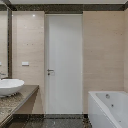 Monumental Madeira 3 Bedroom Luxury Family Flat With Swimming Pool * Funchal (Madeira)